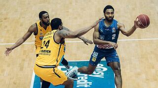 Brandon Childress (am Ball) gehört im Saisonendspurt um den Klassenerhalt nicht mehr zum Bundesliga-Kader der Merlins Crailsheim.
