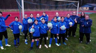 Die „Soccergirlz“ (hier mit ihrem Trainerteam) wollen noch viele Titel auf dem Fußballplatz gewinnen – und Lorscher „Team des Jahres“ werden.