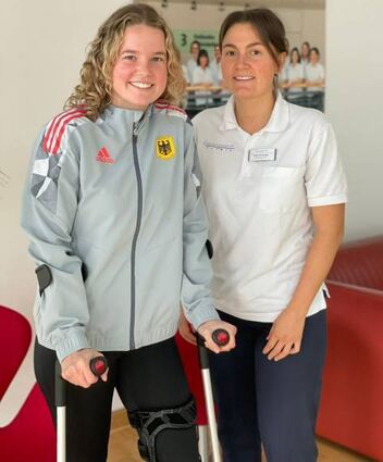 Handball Flames HSG Bensheim/Auerbach
Nationalspielerin Amelie Berger mit Physiotherapeutin nach der ersten Knie-OP