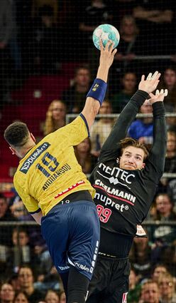 Auch Philipp Ahouansou (am Ball) kam gegen den HC Erlangen nicht ins Spiel: Keiner seiner fünf Versuche fand den Weg ins gegnerische Tor.
