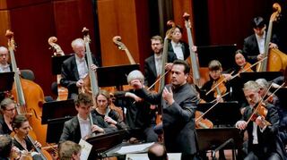 Dirigent Robert Treviño inszeniert mit dem SWR-Symphonieorchester einen mehrdimensionalen Klangkörper im Rosengarten.