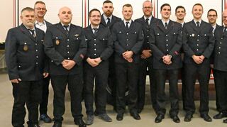 Bürgermeister Schönung (2.v.l.) zeigte sich stolz auf die Lorscher Feuerwehr. Das gewählte Team präsentierte sich auch mit Kreisbrandinspektor Steffen Lutter.