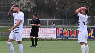 Die Spieler des FC 07 – hier stellvertretend Niclas Blüm (links) und Florin Budimir – verstehen die (Fußball-)Welt nicht mehr, denn bei der 0:5-Heimschlappe gegen Büttelborn lief nichts zusammen.
