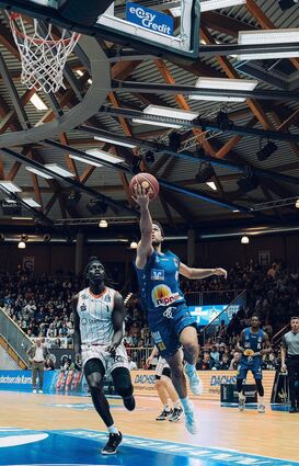 Zu wenig Zug zum Korb, so wie hier von Elias Bagette, hatten die Crailsheim im Heimspiel gegen Chemnitz, weshalb die BBL-Partie verloren ging.
