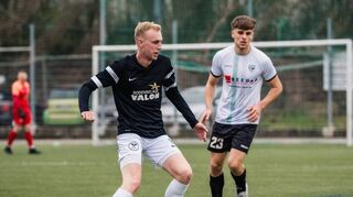 Die Umstellungen verfehlten ihre Wirkung nicht: Eintracht Bürstadt, hier Manuel Piechotta (l.), traf in den zweiten 45 Minuten gleich viermal.