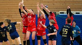 Mit einer starken Abwehrleistung vor der herausragend haltenden Torfrau Leonie Moormann (rechts) legten die Junior-Flames den Grundstein zum klaren Heimsieg gegen Mainz 05 II.