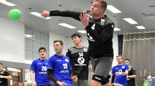 Lukas Müller, der hier unbedrängt zum Abschluss kommt, steuerte die meisten Erbacher Treffer zum Derbysieg gegen den HC VfL Heppenheim bei.