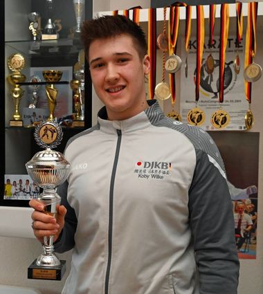Koby Wilke mit einer Auswahl seiner Medaillen und Pokale, die er als Karatekämpfer gewonnen hat. Jetzt ist er für den Titel als „Sportler des Jahres“ nominiert.