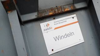 Eine verbandsfinanzierte Lösung mit dem ZAKB für einen Windelcontainer in Bensheim hat sich vor kurzem zerschlagen. Nun haben die Grünen einen neuen Antrag zum Wiedereinführung des Angebotes eingereicht – sie sehen die Stadt in der Pflicht, den Container wieder aufzustellen – und zu zahlen.
