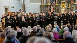 Die Schola unter Leitung von Thomas Adelberger bot gemeinsam mit Solisten und Orchester den zahlreichen Zuhörern in der katholischen Kirche St. Nazarius ein beeindruckendes Konzert.