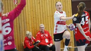 Jule Polsz – hier noch im Trikot des HSV Solingen-Gräfrath gegen die Flames am Ball – wird bald für die HSG Bensheim/Auerbach spielen.