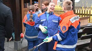 Mit Spaß bei der Sache: Auch die Jugendfeuerwehr beteiligte sich am Frühjahrsputz in Schönberg.