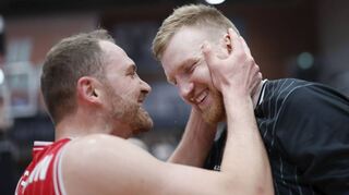 Würzburgs Kapitän Felix Hoffmann (links) herzt den Heckfelder Max Ugrai, der alle seine 17 Punkte gegen Göttingen nach der Pause erzielte.