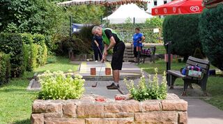 Gut gezielt: Sofern das Wetter mitspielt, startet die Minigolf-Anlage im Auerbacher Kronepark am Samstag (16.) in die neue Saison. Ab 13 Uhr kann auf den Bahnen gespielt werden.