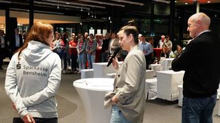 Trainerin Heike Ahlgrimm (l.) und Geschäftsführer Michael Geil äußerten sich im Gespräch mit Lisa Mößinger zu den sportlichen Ambitionen der Flames.