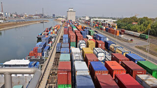 Nur ein kleiner Teil des Mannheimer Hafens: das Containerterminal im Handelshafen. Ganz links im Bild der Rhein und die BASF.
