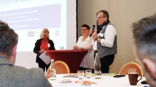 Gesprächsrunde zur OloV-Geschichte mit den Regional-Koordinatoren Karin Weißhaar (Mitte) und Hermann Riebel mit Landeskoordinatorin Monika von Brasch