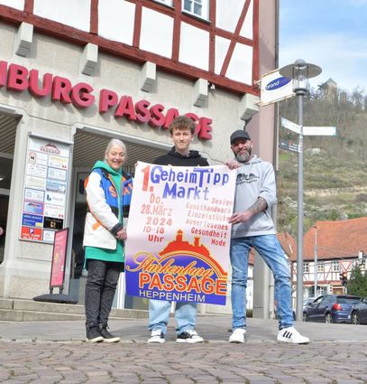 Christiane Kotterer und Chris Schütz päsentieren mit Tim (Mitte) ein Plakat für den „1. GeheimTippMarkt“ in der Starkenburg-Passage am Gründonnerstag.