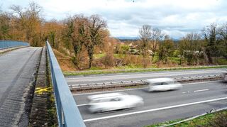 Blick von der Autobahn auf Langwaden. Dort fand am Donnerstag eine Infoveranstaltung zur geplanten Neubaustrecke der Bahn zwischen Frankfurt und Mannheim statt.