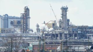 Produktionsanlagen der BASF in Ludwigshafen sollen künftig vermehrt mit grünem Strom statt Öl und Gas betrieben werden.