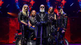 Haben 1974 ihr erstes Album veröffentlicht und stehen in dieser Woche erstmals in Deutschland an der Charts-Spitze: Sänger Rob Halford (Mitte) und Judas Priest.