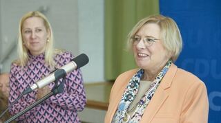 Birgit Heitland (r.) wurde als Bergsträßer CDU-Kreisvorsitzende bestätigt. Zum Kreisparteitag in Lampertheim-Hofheim war auch die Hessische Familienministerin Diana Stolz(l.) gekommen.