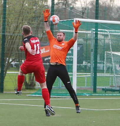 Frei vor Olympia-Torwart Fabian Grimm hat Benjamin Krause im Derby eine große Chance für Gastgeber Tvgg Lorsch.