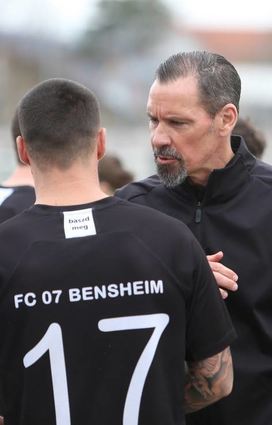 Peter Brandenburger (rechts; hier im Gespräch mit Florian Budimir) ab sofort ist neuer Trainer beim Gruppenligisten FC 07 Bensheim.