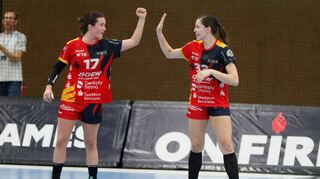 Lisa Friedberger (links) und Lucie Kretzschmar bejubeln einen der 43 Treffer, die die Flames der HSG Bad Wildungen im Hessenderby einschenkten.