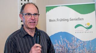 Dr. Edgar Müller vom DLR Rheinhessen-Nahe-Hunsrück sprach beim Bergsträßer Weinbautag über das Thema Bodenpflege im Spannungsfeld zwischen Ökologie, Önologie, Klimawandel und Nachhaltigkeit