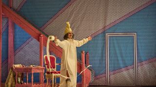 Szenenbild aus dem Stück „Molière – der eingebildete Tote“ am Theater Basel, in dem der Schauspieler Jörg Pohl eine Doppelrolle spielt.