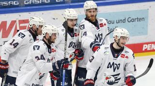 Gemeinsam: Die Adler Mannheim haben Spiel eins der Play-off-Viertelfinalserie gegen die Eisbären Berlin überraschend deutlich gestaltet. Angeführt wurden sie dabei von Jordan Szwarz, Tom Kühnhackl (v.l.) und Stefan Loibl (rechts).