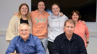 Die neue gleichberechtige Führungsspitze der TSV-Handballer – Volker Massoth (links) und Hans Jürgen Seidel – mit ihrem Vorstandsteam.