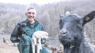 Tierpfleger Robert Hechler freut sich über den Nachwuchs bei den Bergziegen.