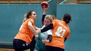 Gemeinsam versperren zwei Lola-Spielerinnen im Derby Andreas Kloth von der HSG Fürth/Krumbach den Weg zum Tor.