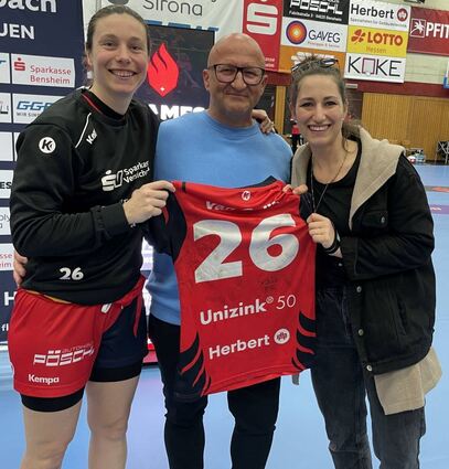 Trikot-Versteigerung für einen guten Zweck: Sarah van Gulik (li.) und Anja Ernsberger mit Roman Großmann von der Firma Lieblang, neuer Sponsor der Flames, der am Samstag das Trikot von van Gulik ersteigert hat.