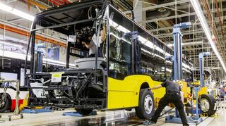 Beschäftigte montieren im Mannheimer Werk von Daimler Buses einen eCitaro.
