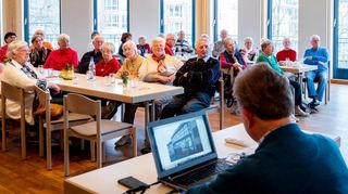 Im Gemeindezentrum von Sankt Georg erlebten die Senioren einen unterhaltsamen Nachmittag mit Marlies Draudt und ihrer „Stadtführung im Sitzen“.