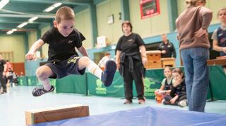Andere Disziplinen als bei den Großen galt es beim Kinderleichtathletik-Sportfest des LCO Lorsch zu bewältigen; das Bild zeigt Lokalmatador Felix Golz beim Zielweitsprung in einen Reifen.