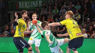 Ole Forsell Schefvert (li.) und Jon Lindenchrone (re.) im Hinspiel gegen Berlins Spielmacher Nils Lichtlein.