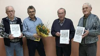 Adam Bauer (Zweiter von links) ehrte die drei Mitglieder Werner Ripper, Willi Gugenberger und Heinz Gehbauer für ihre 70-jährige Treue zum Verein mit einer Ehrenurkunde und einem Frühlingsstrauß.