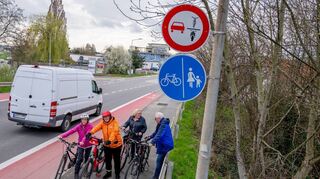 In der Schwanheimer Straße 139 auf Höhe der Einmündung „Am langen Pfad“ weist ein seltenes Verkehrsschild auf ein Überholverbot hin. Stadt und ADFC klärten bei einem Pressetermin über die Bedeutung des Schilds auf.
