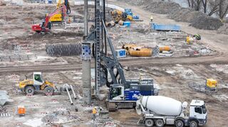 Pfahlbohrgeräte bohren Löcher für das Fundament des neuen und nachhaltigen Rechenzentrums der Kraftwerke Mainz-Wiesbaden (KMW).