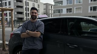 Entspannt und mit viel pädagogischem Geschick bringt "Fahrlehrer Lukas" seine Schützlinge gut durch die Fahrprüfung.