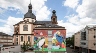 Weltweit bekannte Künstler verewigen sich in Mannheim: Der spanischen Künstlers ARYZ vereint in diesem Mural plastisch anmutende Elementen mit abstrakten.