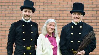 Reichenbach. Nicht wegzudenken ist die Reichenbacherin Margarete Kaffenberger aus dem Verschönerungsverein Reichenbach und dessen Brauchtumsgruppe. Jetzt konnte sie ihren 80. Geburtstag mit ihrer großen Familie feiern, da sie durch ihre Eltern und durch ihren Mann Albrecht Kaffenberger mit halb Reichenbach verwandt ist. Da sie sich schon immer für alte Bräuche und Trachten interessierte, war sie natürlich dabei, als 1987 die Brauchtumsgruppe des Verschönerungsvereins gegründet wurde. Bei zahleichreichen Auftritten, wie an Hessentagen, Kerweumzügen und Festzügen am Lindenfelser Burgfest, war sie als Trachtenträgerin dabei.
Auch bei der Dorfverschönerung wirkte sie bei vielen Aktionen des Verschönerungsvereins mit. Mit ihrem Mann Albrecht reiste sie gerne ins europäische Ausland und auch nach Übersee. Leider sind diese Aktivitäten durch eine Krankheit seit fast zehn Jahren zunehmend eingeschränkt. Zu dem runden Geburtstag gratulieren besonders ihre beiden Söhne und die fünf Enkel. 
Da in der Familie Kaffenberger der Beruf des Schornsteinfegers Tradition hat, gratulierten Sohn Udo und Enkel Marcel in zünftigem Schornsteinfeger-Outfit, um der Jubilarin besonders viel Glück zu bringen. koe/Bild: koe