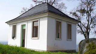 Das Teehaus auf dem Altarberg im Auerbacher Fürstenlager wurde nach alten Bauplänen rekonstruiert. Mitte April sollen die Arbeiten – es werden noch Fenster und Klappläden eingebaut – beendet sein.