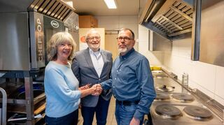 Bei der Spendenübergabe an die Wohnungslosenhilfe am Weidenring (von links): Vorsitzende Elke Ditter, Schatzmeister Rolf Müggenburg und Ralph Gumb von VarioPark. Dank dieser und vieler weiterer Spenden ist die wöchentliche warme Mahlzeit, die die Einrichtung anbietet, vorerst gesichert.