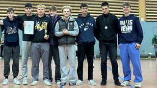 Die U18-Jugend des VfL Bensheim hat sich mit dem zweiten Platz beim hessischen Final Four für die Regionalmeisterschaft qualifiziert (v.l.): Trainer Christian Roth, Anton Schmenger, Hardy Hegenbarth, Mika Engelmann, Leo Gebauer, Justus Arndt, Johann Roth, Michel Goeken, Daniil Mozorov, Benjamin Ernst.
