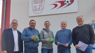 Auf die Kooperation im weiblichen Handball-Nachwuchsbereich freuen sich die Verantwortlichen von TSV Auerbach und TuS Zwingenberg: v.l. Rainer Hintze, Dirk Wöber, Sarah van Gulik, Stephan Wienand und Volker Massoth.
